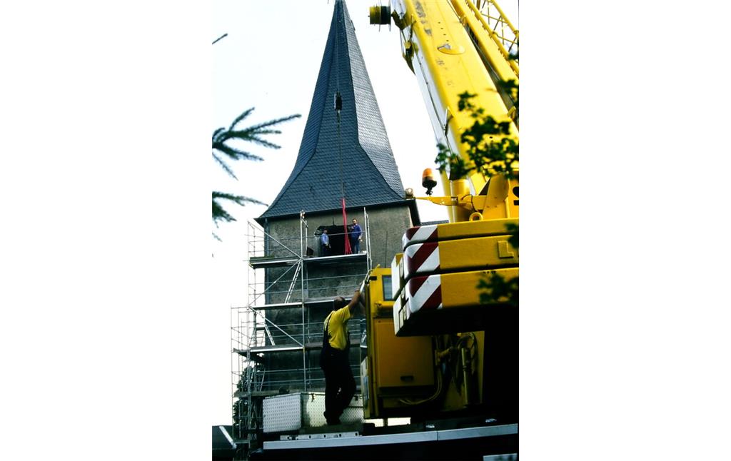 Mit einem Kranwagen wurden die Glocken aus dem Turm der Wallfahrtskirche in Berglicht entnommen (20022)