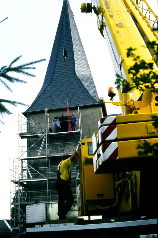 Mit einem Kranwagen wurden die Glocken aus dem Turm der Wallfahrtskirche in Berglicht entnommen (20022)