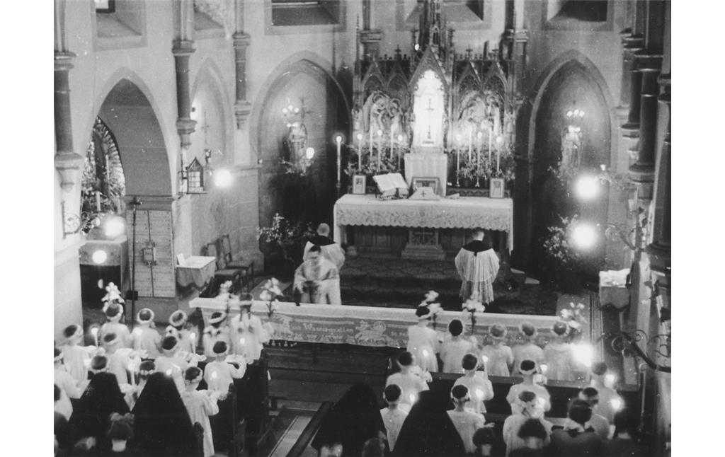 Historische Fotografie aus der Klosterkirche Maria Engelport bei Treis-Karden. Gefeiert wird der "Weiße Sonntag" (1945)