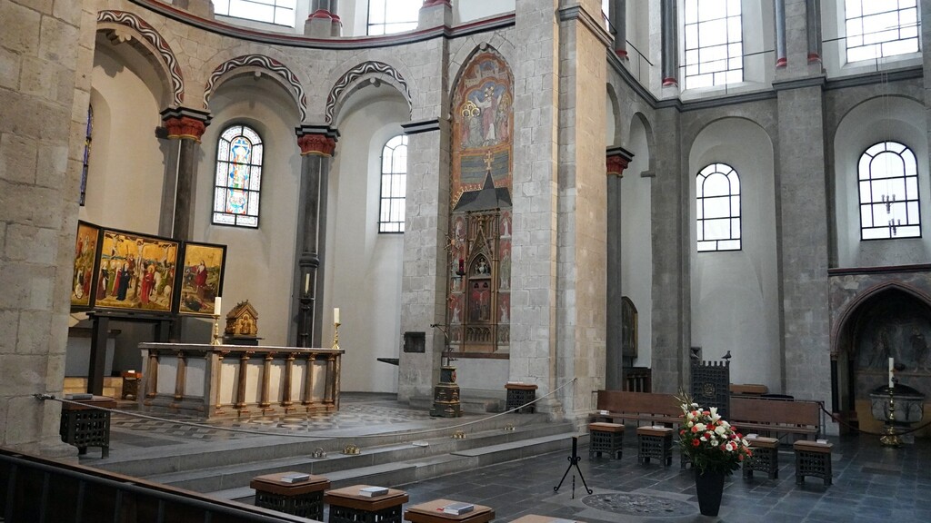 Blick auf den Altarraum der Kirche des Kunibertstifts, der Basilika St. Kunibert in Köln-Altstadt-Nord (2023).