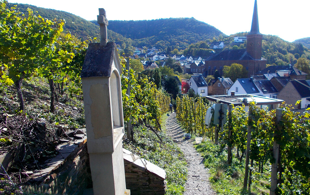 Kreuzwegstation am Anfang des schmalen Weinbergweges hoch zur Zilleskapelle.