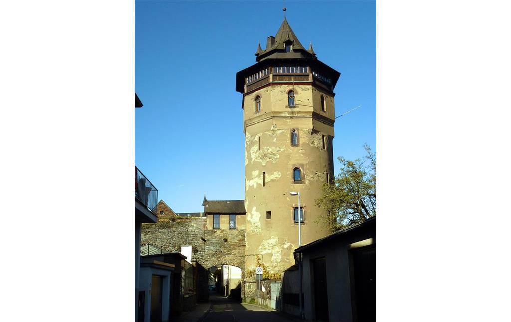 Roter Turm der Stadtbefestigung Oberwesel (2016): Blick auf den Roten Turm mit dem angrenzenden Stück der Stadtmauer.