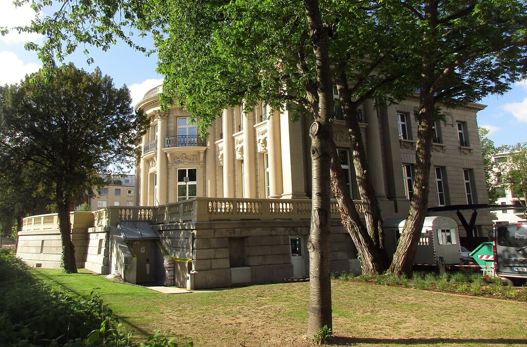 Blick auf die Vorderfront der Villa des auch Rheinpalast oder Villa Oppenheim genannten Palais du Rhin in Köln-Bayenthal (2020).