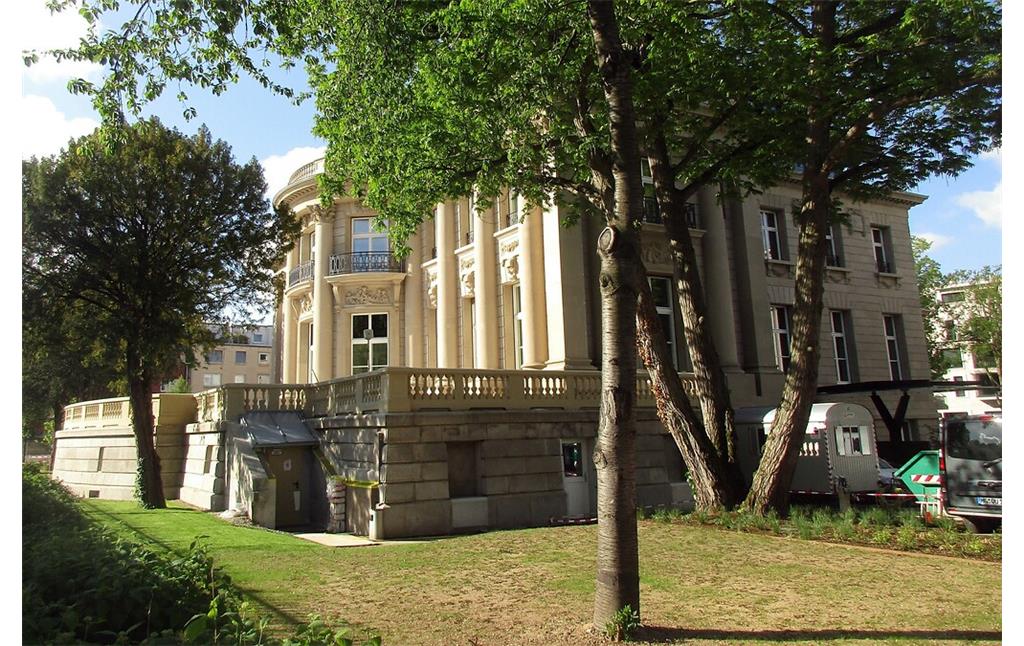 Blick auf die Vorderfront der Villa des auch Rheinpalast oder Villa Oppenheim genannten Palais du Rhin in Köln-Bayenthal (2020).