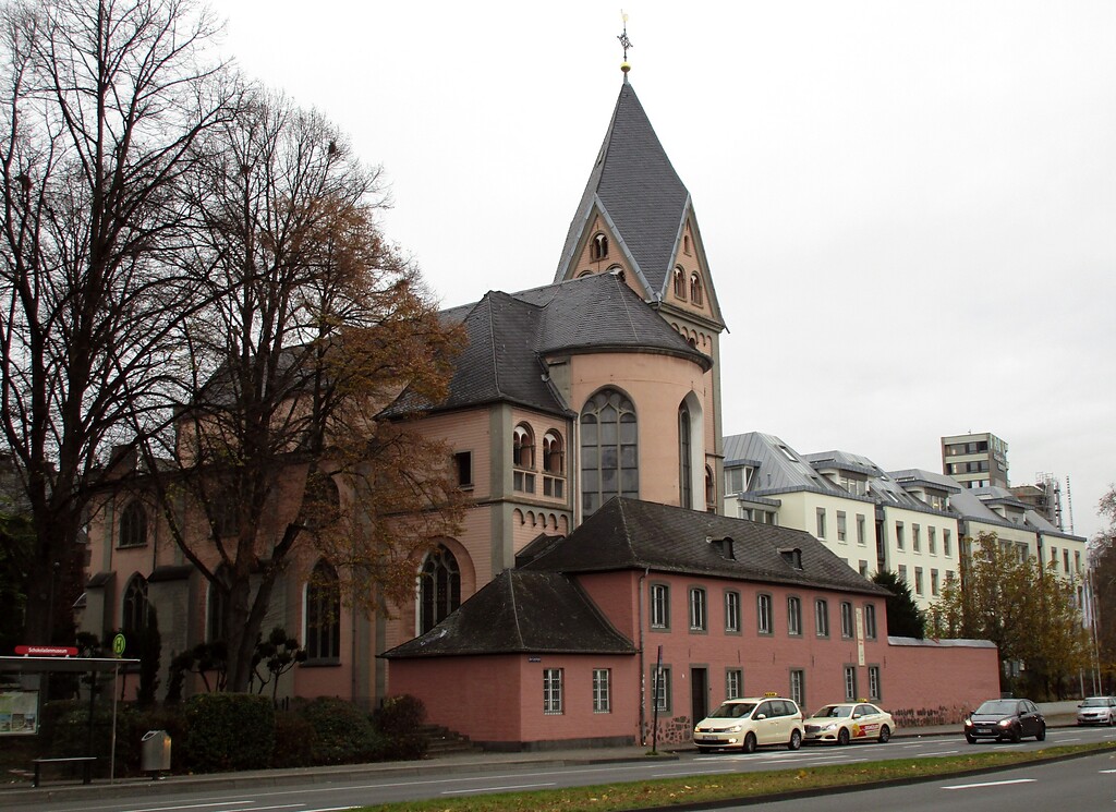 Die Kirche St. Maria in Lyskirchen in Köln-Altstadt-Süd (2021), die kleinste der zwölf großen romanischen Basiliken in Köln. Heute  römisch-katholische Pfarrkirche; im Bildvordergrund Küsterhaus und Sakristei.