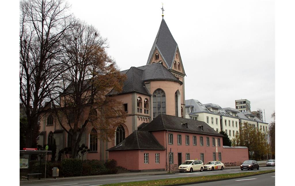 Die Kirche St. Maria in Lyskirchen in Köln-Altstadt-Süd (2021), die kleinste der zwölf großen romanischen Basiliken in Köln. Heute  römisch-katholische Pfarrkirche; im Bildvordergrund Küsterhaus und Sakristei.