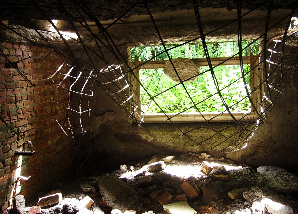 Kellerraum mit zerstörter Geschossdecke in der Adenauervilla (2012).