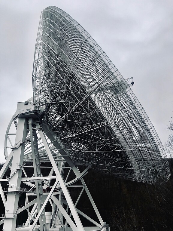 Gesamtansicht des geneigten Parabolspiegels des Radioteleskops Effelsberg bei Bad Münstereifel (2020).