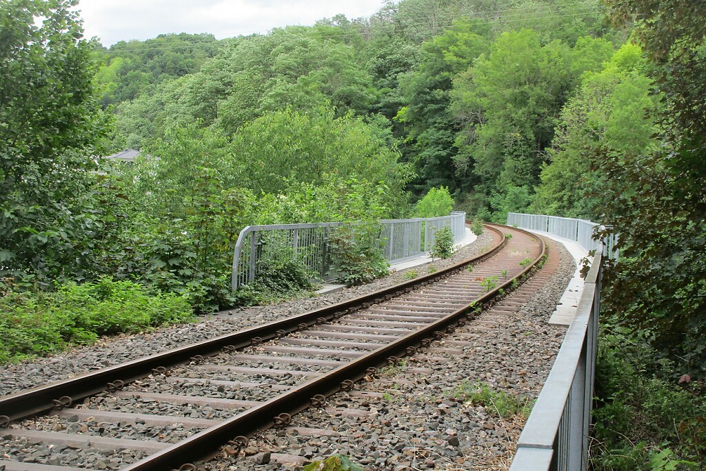 Die Bahntrasse der Kasbachtalbahn oberhalb des Orts Kasbach im Bereich des Viadukts (2020).