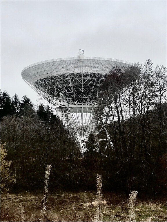 Gesamtansicht des Radioteleskops Effelsberg im gleichnamigen Stadtteil von Bad Münstereifel (2020).