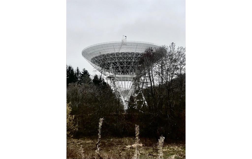 Gesamtansicht des Radioteleskops Effelsberg im gleichnamigen Stadtteil von Bad Münstereifel (2020).