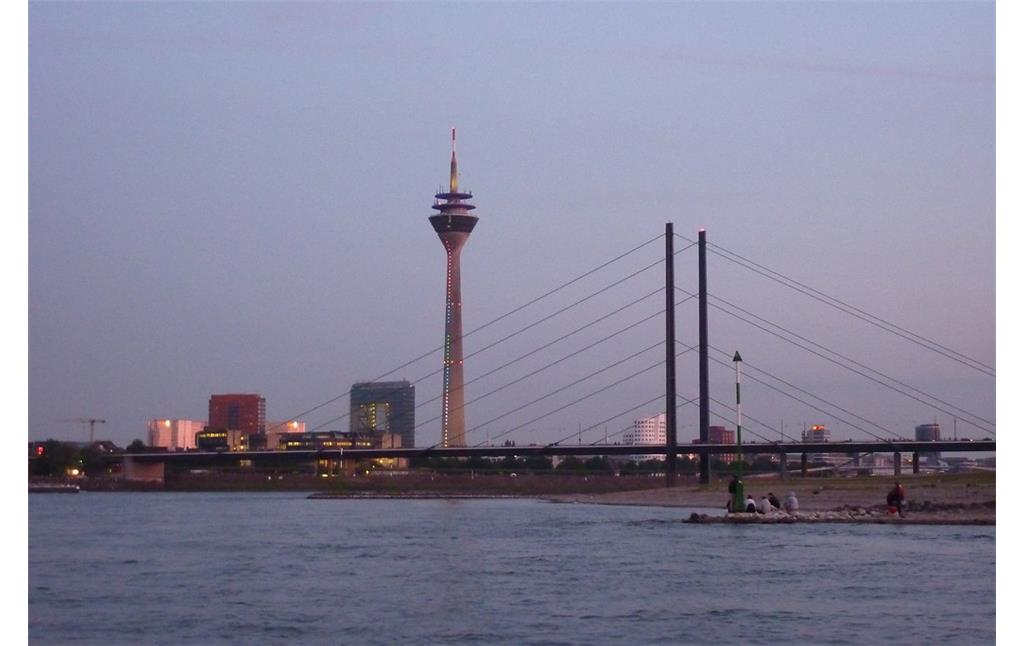 Die Rheinkniebrücke in Düsseldorf in der Nordansicht