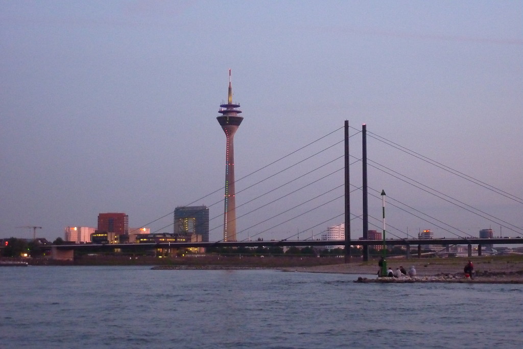Die Rheinkniebrücke in Düsseldorf in der Nordansicht