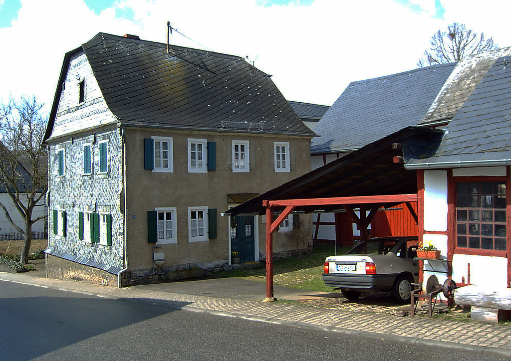 Hofgebäude mit alter Schmiede in Gehlweiler im Rhein-Hunsrück-Kreis (2003).
