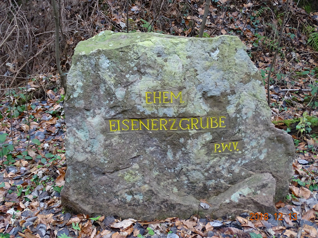 Ritterstein Nr. 196 "Ehem. Eisenerzgrube" bei Niederschlettenbach (2018)