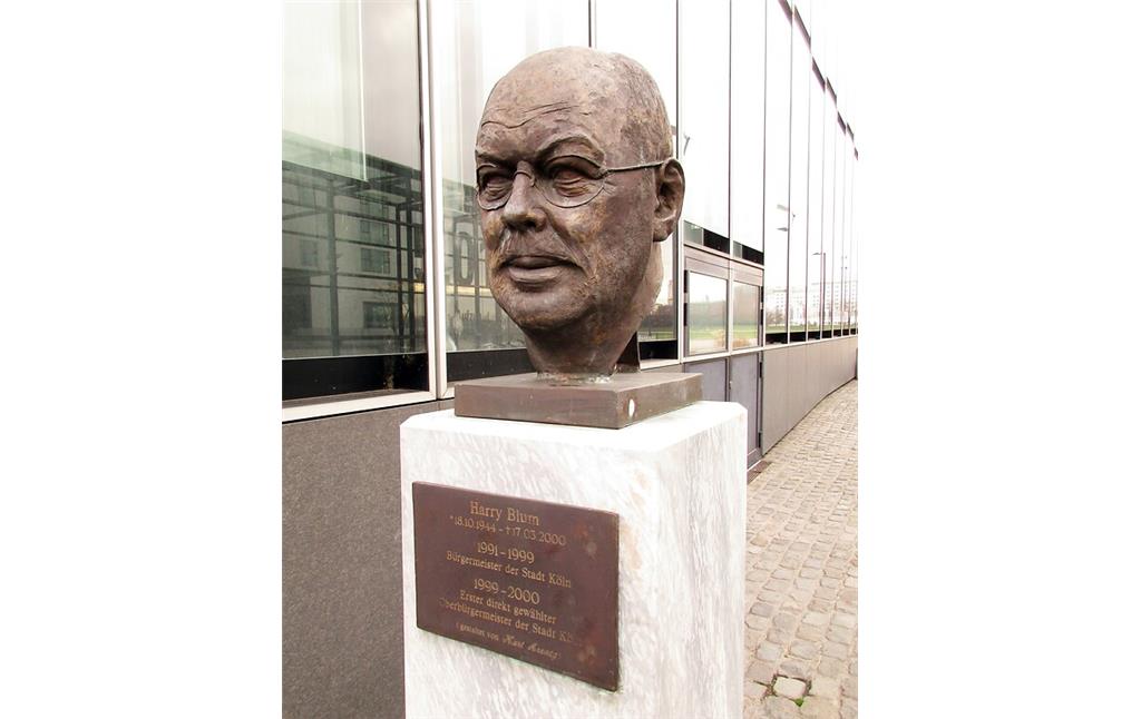 Denkmal für den Kommunalpolitiker Harry Blum (1944-2000) an dem nach ihm benannten Harry-Blum-Platz im Rheinauhafen in Köln-Altstadt-Süd (2021).