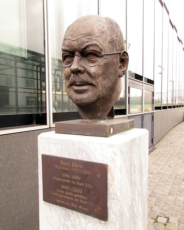 Denkmal für den Kommunalpolitiker Harry Blum (1944-2000) an dem nach ihm benannten Harry-Blum-Platz im Rheinauhafen in Köln-Altstadt-Süd (2021).