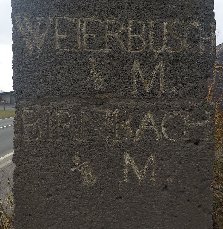 Detailaufnahme der rechten Seite des Preußischen Meilensteins an der Bundesstraße B 8 in Birnbach (2021).
