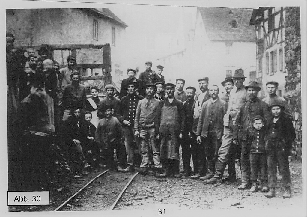 Helfer positionieren sich in der Langgasse vor dem Haus Pfaff/Muri in Dausenau (1909)