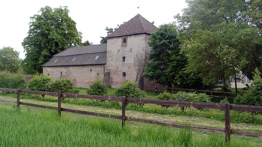 Blick auf Gebäude des früheren Herrenhauses und heutigen Schlosses Ossenberg bei Rheinberg (2010).