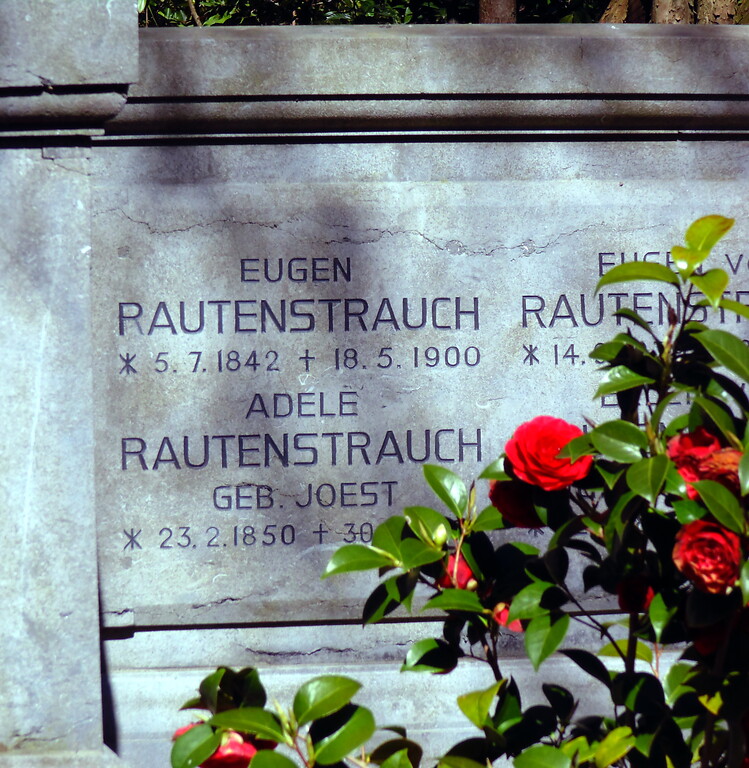 Detailansicht der Grabstätte von Adele Rautenstrauch, Stifterin des Rautenstrauch-Joest-Museums, auf dem Friedhof Melaten (2020).