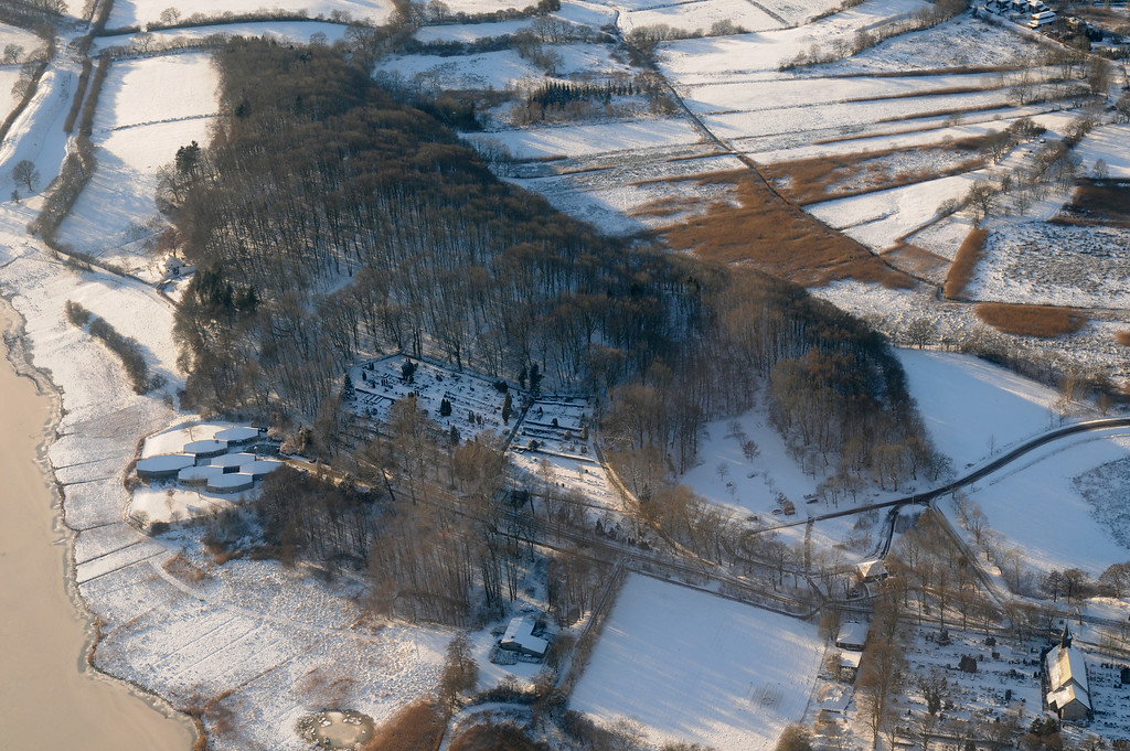 Luftbildaufnahme der Hochburg von Haithabu im Winter (2009)