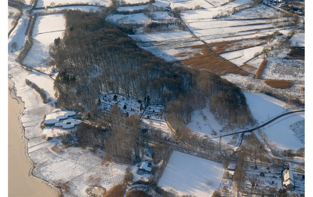 Luftbildaufnahme der Hochburg von Haithabu im Winter (2009)