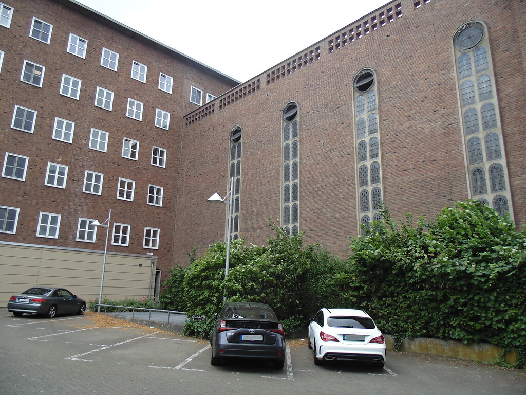 Ansicht von Osten aus auf die Kirche des Sankt Elisabeth-Krankenhauses Hohenlind in Köln-Lindenthal (2020). Die Kirche und das Krankenhaus bilden eine bauliche Einheit, wie hier ersichtlich.