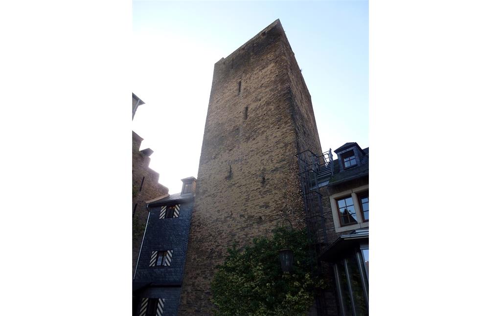 Torturm der Schönburg Oberwesel (2016): Bis zum Bau der Mantelmauer gehörte er zur Hauptverteidigungslinie der Burg, danach verlor der Turm seine ursprüngliche Wehrfunktion.