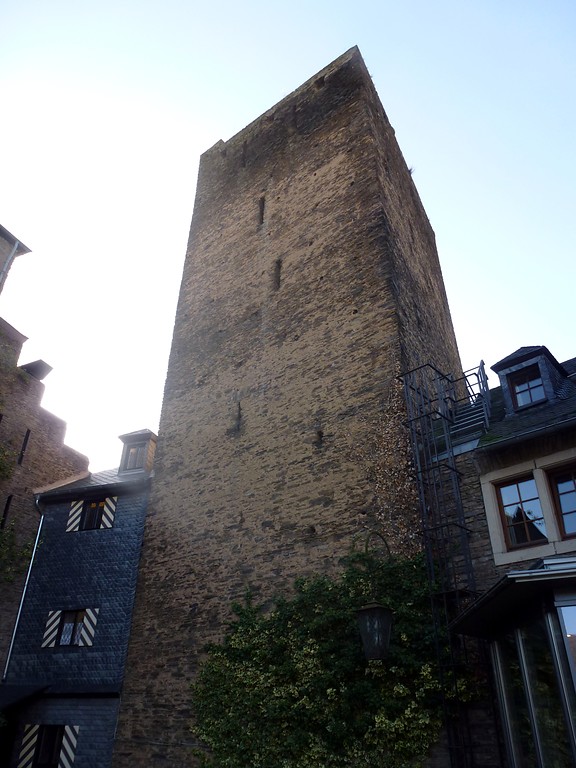 Torturm der Schönburg Oberwesel (2016): Bis zum Bau der Mantelmauer gehörte er zur Hauptverteidigungslinie der Burg, danach verlor der Turm seine ursprüngliche Wehrfunktion.