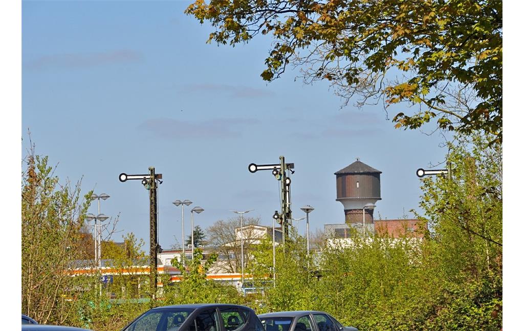 Blick auf Bahnanlagen am Bahnhof in Goch, von der Emmericher Straße. Ausfahrtsignale Richtung Geldern, Wasserturm (2016).