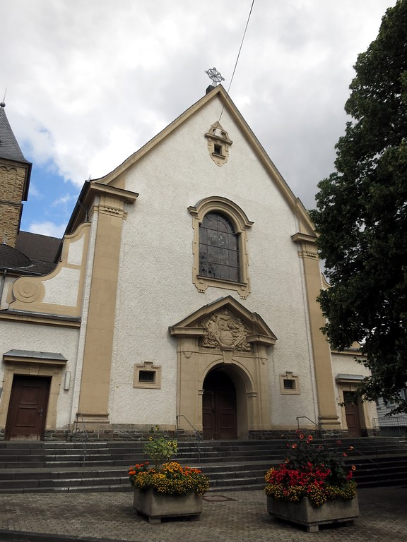Fassade und Eingangsportal der katholischen Pfarrkirche St. Johannes Enthauptung in Koblenz-Metternich (2014).