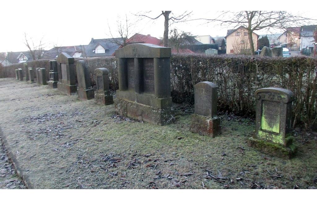 Jüdischer Friedhof in Niedermendig, Gräberfeld mit erhaltenen Grabsteinen (2018)