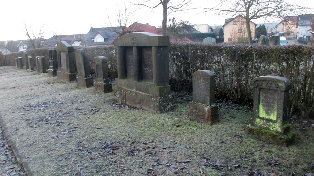 Jüdischer Friedhof in Niedermendig, Gräberfeld mit erhaltenen Grabsteinen (2018)