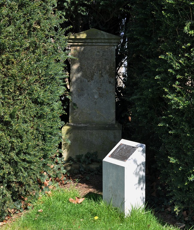 Grabstätte des Arztes Johann Gottfried Rademacher (1772-1850) auf dem ehemaligen Gocher Friedhof an der Ecke Kalkarer / Pfalzdorfer Straße (2016).
