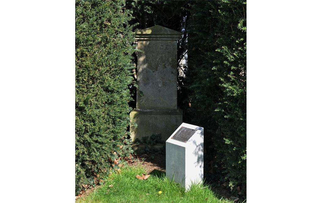 Grabstätte des Arztes Johann Gottfried Rademacher (1772-1850) auf dem ehemaligen Gocher Friedhof an der Ecke Kalkarer / Pfalzdorfer Straße (2016).