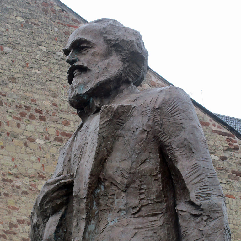 Bronzestatue von Karl Marx (1818-1883) am Simeonstiftplatz in Trier.