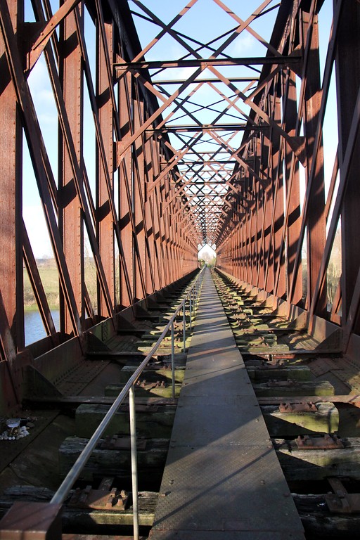 Der eingleisige Brückenkörper der Griethausener Eisnbahnbrücke (2016)