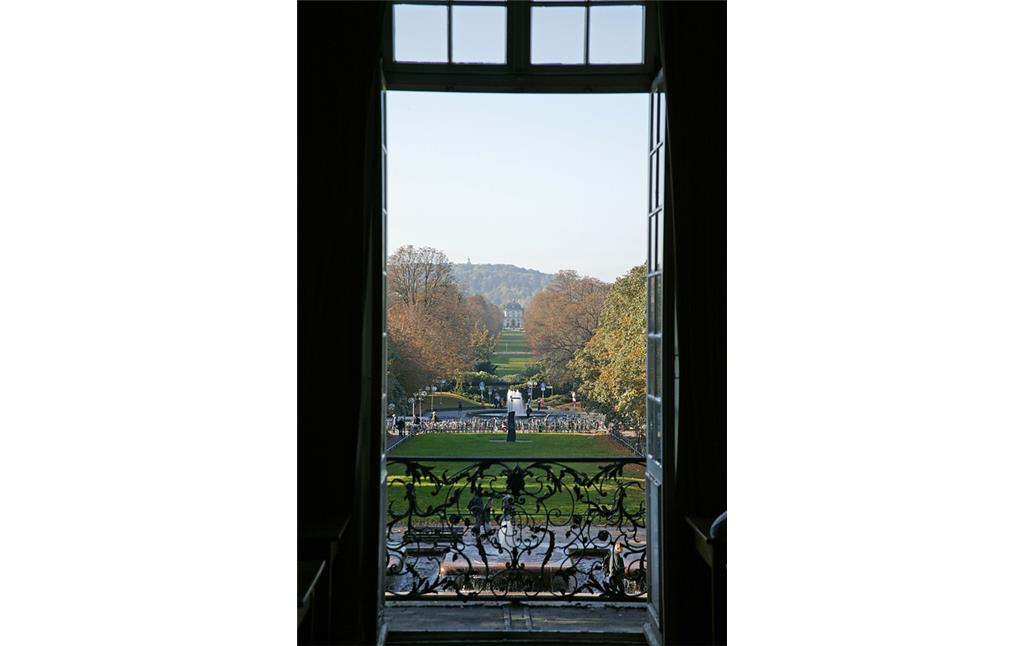 Blick aus dem Buen-Retiro des kurfürstlichen Schlosses in Bonn zum Poppelsdorfer Schloss und zur Wallfahrtskirche auf dem Kreuzberg über den Kaiserplatz und die Poppelsdorfer Allee (2007)