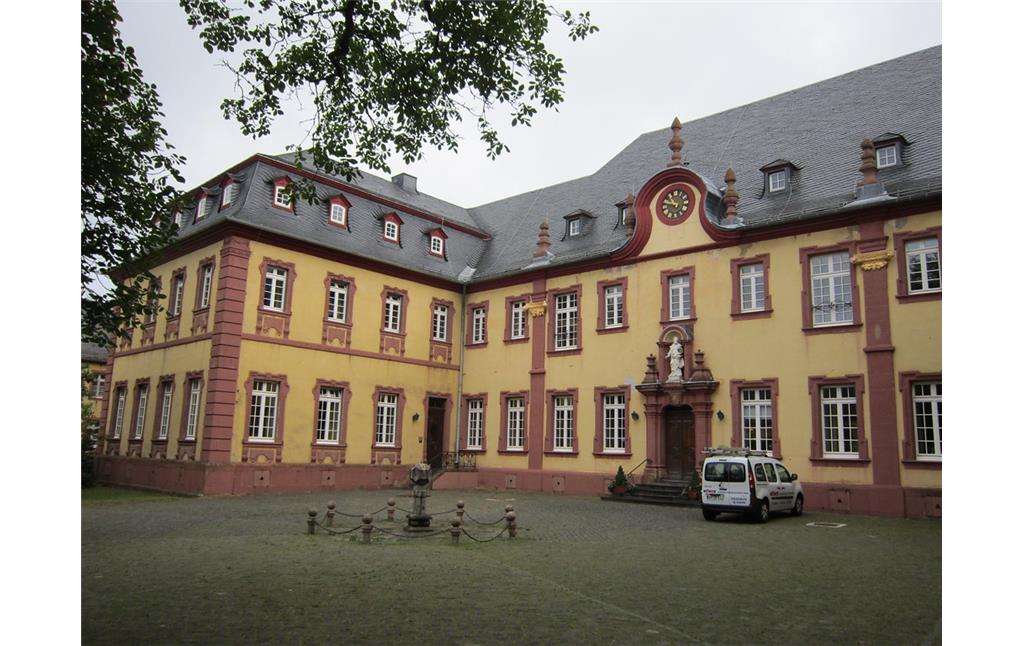 Das ehemalige Abteigebäude Steinfeld mit Abteihof (2013).