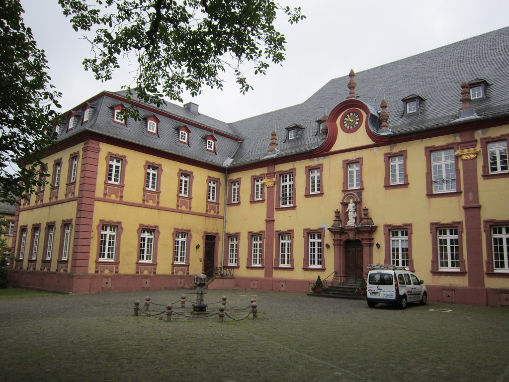 Das ehemalige Abteigebäude Steinfeld mit Abteihof (2013).