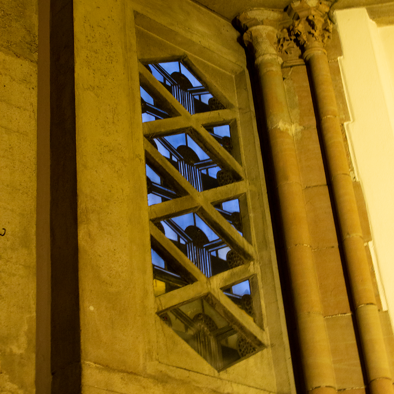 Detailansicht eines Fensters im Nachkriegsbau der katholischen Pfarrkirche St. Mauritius in Köln Altstadt-Nord (2021)