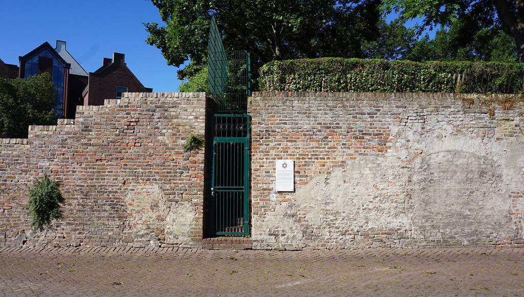 Rees. Alter jüdischer Friedhof auf der Stadtmauer, Zugang von der Stadtseite (2022)