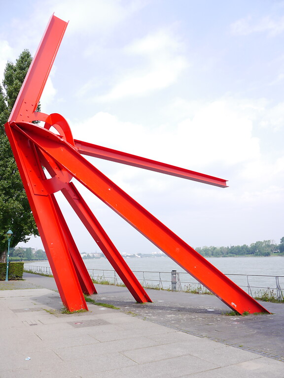 Stresemannufer in Bonn, Skulptur am Bundeshaus: LAllumé (1990) von Mark di Suvero (2021)