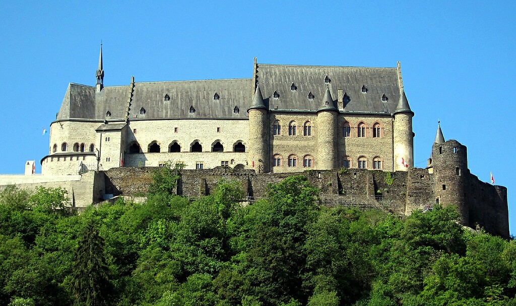 Die Höhenburg Vianden im gleichnamigen luxemburgischen Kantonsort, Ansicht der nordöstlichen Seite (2011).