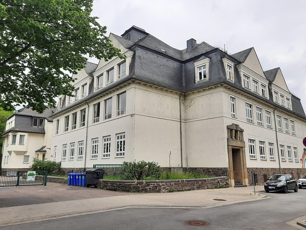 Blick auf die Grundschule Regenbogenschule, ehemals Volksschule, in der Weinbergstraße in Lützel (2020)