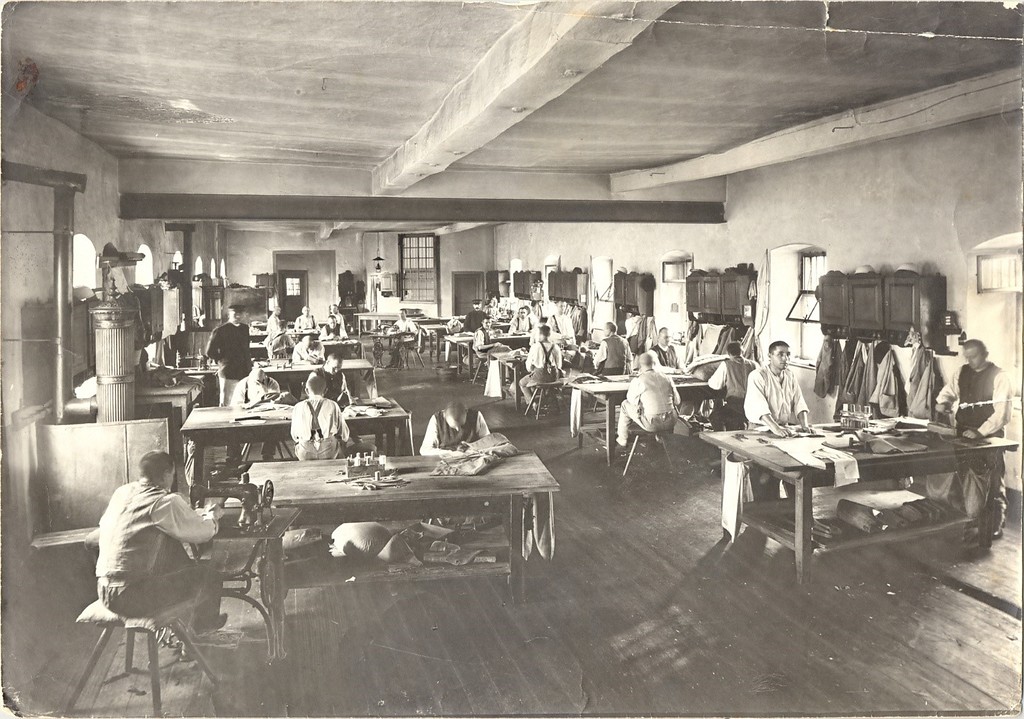 Blick in die Schneiderei in der Strafanstalt des Grafenschlosses Diez (um 1900)