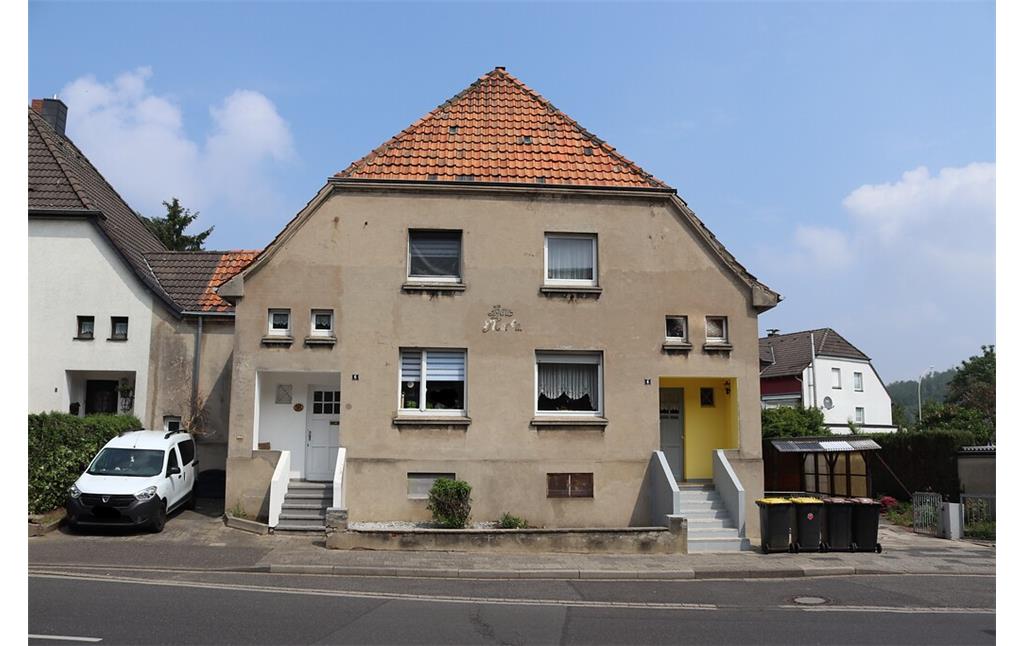 Werkshaus mit Namen im Putz aus der ersten Hälfte der 1920er Jahre an der Maastrichter Straße in der Werkssiedlung Palenberg (2021)
