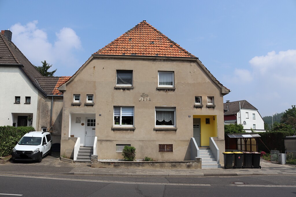 Werkshaus mit Namen im Putz aus der ersten Hälfte der 1920er Jahre an der Maastrichter Straße in der Werkssiedlung Palenberg (2021)