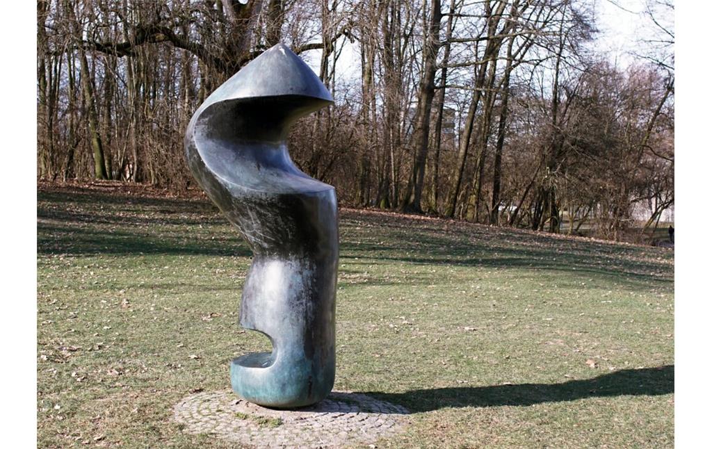 Undatierte Aufnahme der Skulptur "Uralte Form" des ungarischen Bildhauers Lajos Barta (1899-1986) im Kölner Hiroshima-Nagasaki-Park.